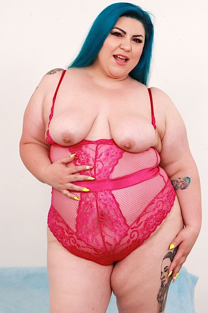 16P A obesa Bella Bendz ostenta cabelos tingidos enquanto mostra sua boceta com salto amarelo