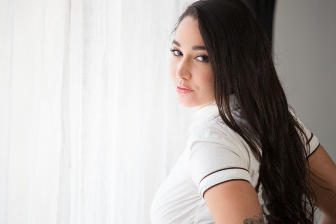 15P La séduisante fille solo Karlee Grey révèle ses jolis melons alors qu'elle se déshabille