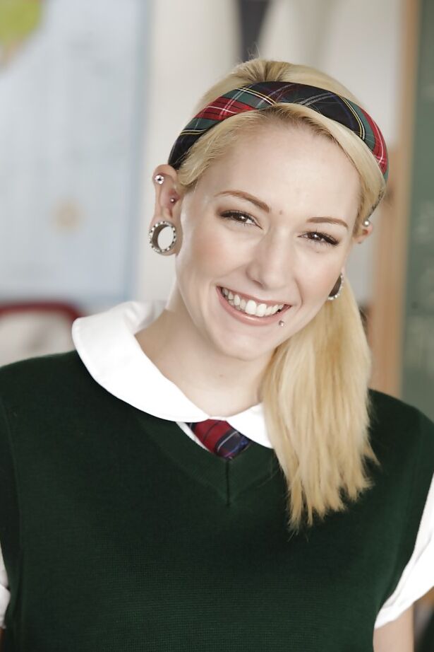 16P A estudante safada Rylie Richman tirando o uniforme e a lingerie