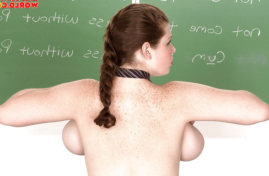 16P La chica solitaria Desirae libera las grandes tetas de una estrella porno del uniforme de colegiala