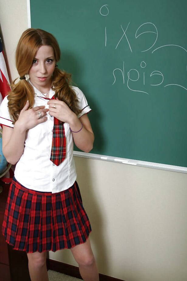 16P Impresionante colegiala joven Lexy desnudándose en el aula