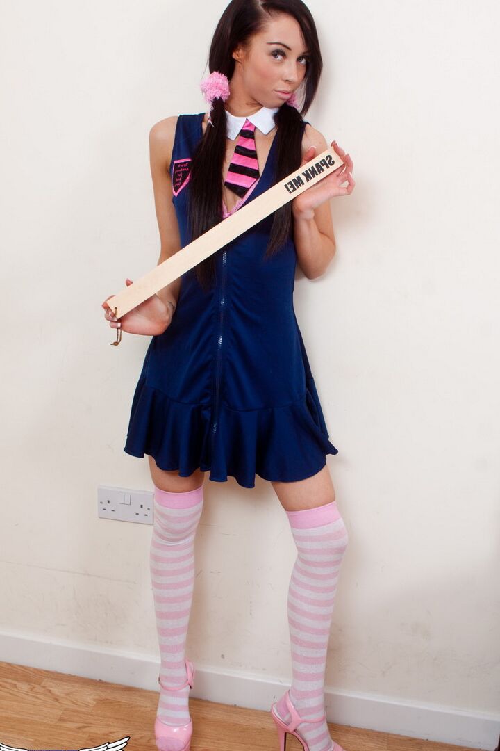 12P A adolescente britânica provoca Lexi tira sua roupa de colegial e brinca com