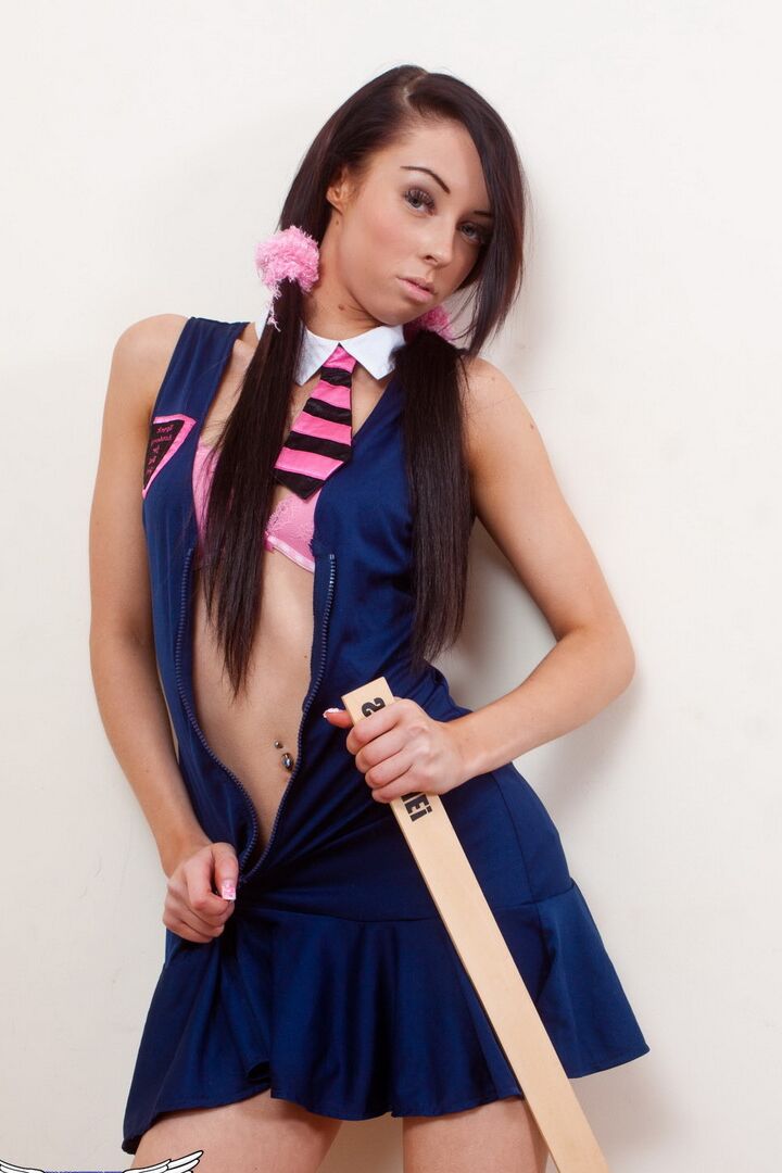 12P A adolescente britânica provoca Lexi tira sua roupa de colegial e brinca com