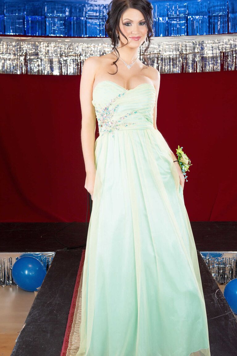 21P La elegante reina del baile estadounidense se quita el vestido para mostrar sus enormes tetas en tacones
