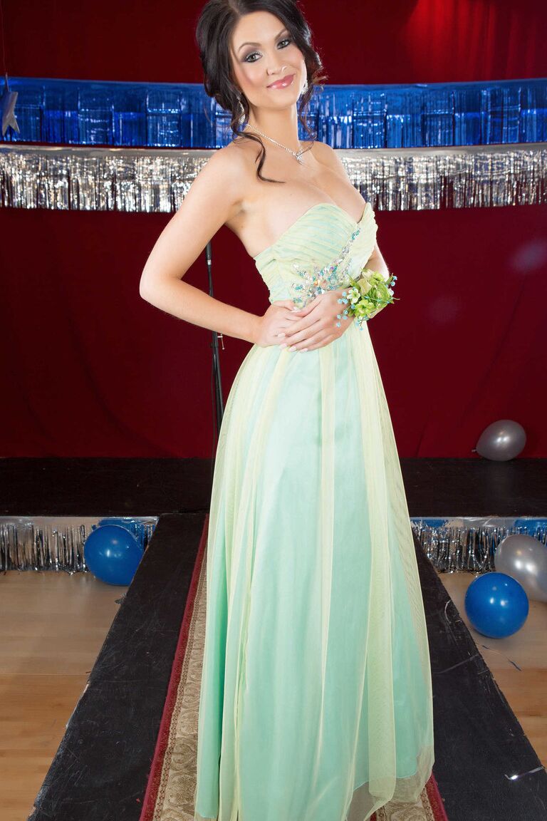21P La elegante reina del baile estadounidense se quita el vestido para mostrar sus enormes tetas en tacones