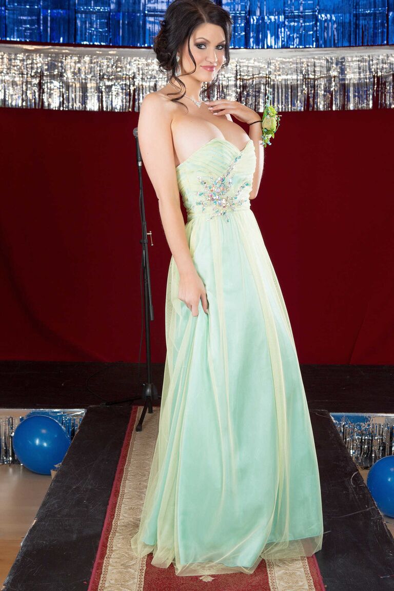 21P La elegante reina del baile estadounidense se quita el vestido para mostrar sus enormes tetas en tacones