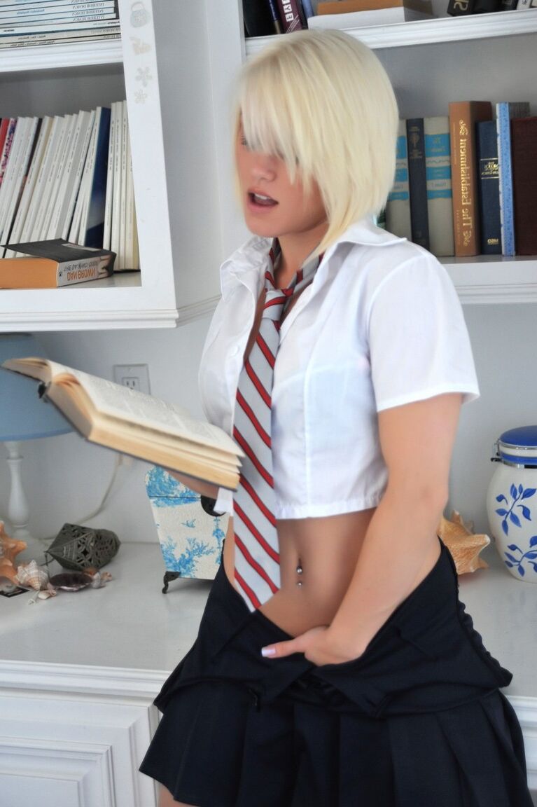 12P La colegiala rubia Ash se quita la corbata mientras se cambia la ropa del colegio