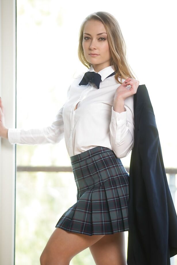 16P Une blonde solo se débarrasse de son uniforme d'écolière pour faire ses débuts dans le porno