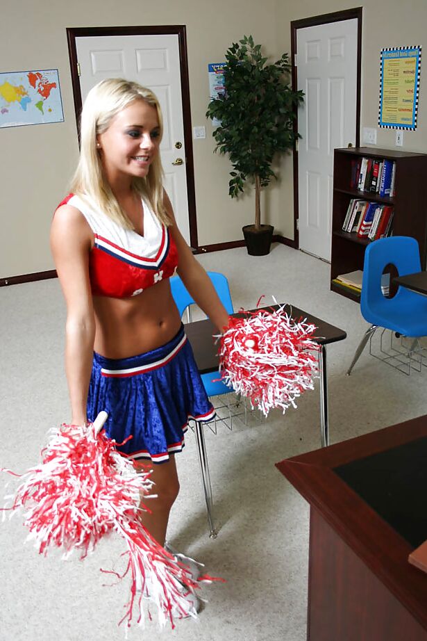 16P La pom-pom girl blonde salope Bree Olson se fait défoncer la chatte rasée
