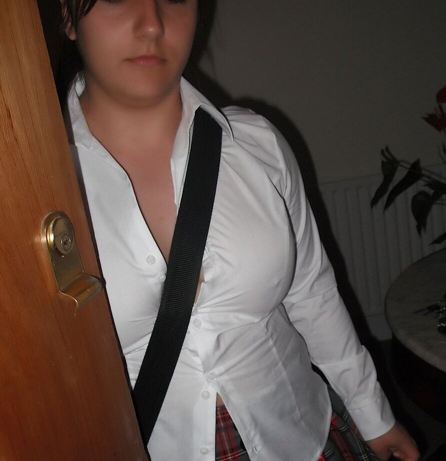 20P La colegiala gordita Kimberly Scott descubre un alijo de revistas femeninas