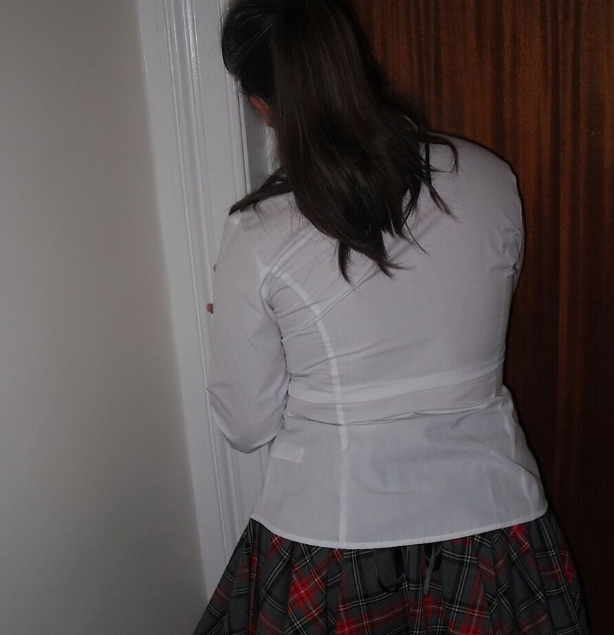 20P La colegiala gordita Kimberly Scott descubre un alijo de revistas femeninas
