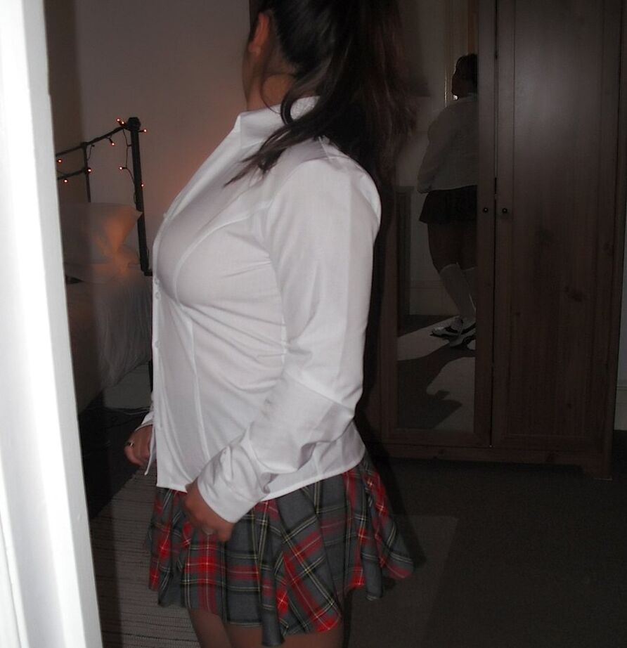 20P La colegiala gordita Kimberly Scott descubre un alijo de revistas femeninas