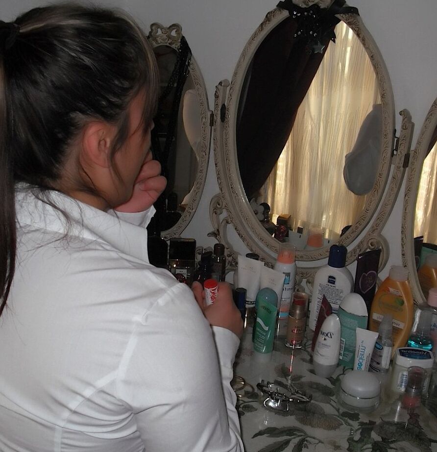20P La colegiala gordita Kimberly Scott descubre un alijo de revistas femeninas