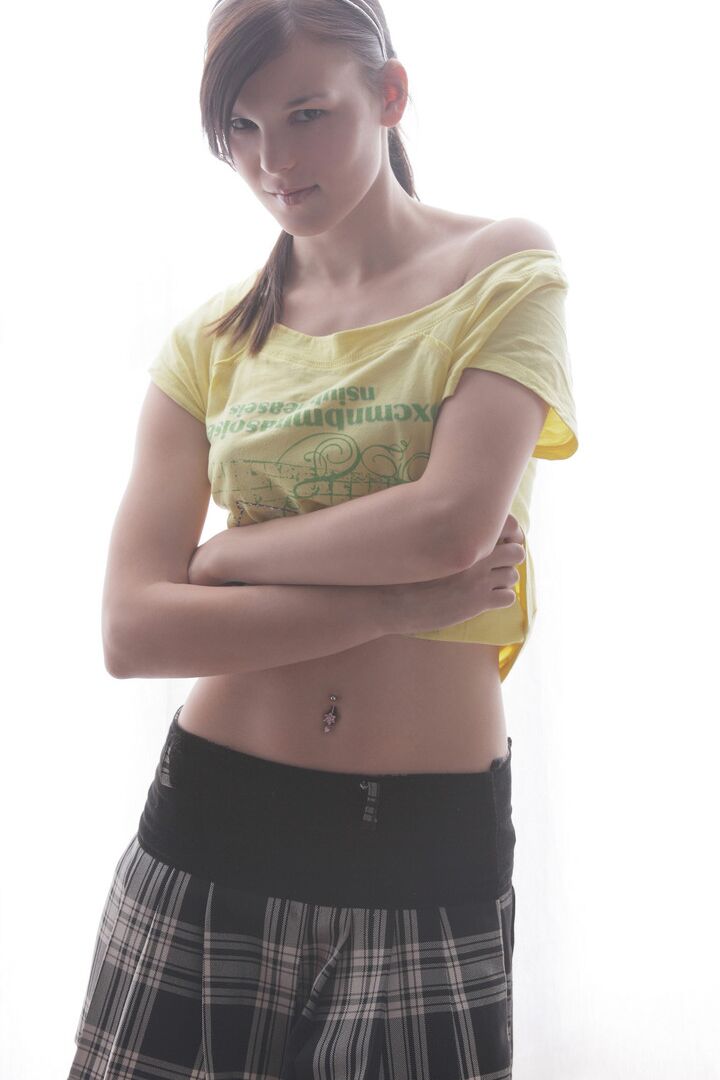 16P A estudante Christina esfrega os mamilos até ficarem eretos em sua calcinha
