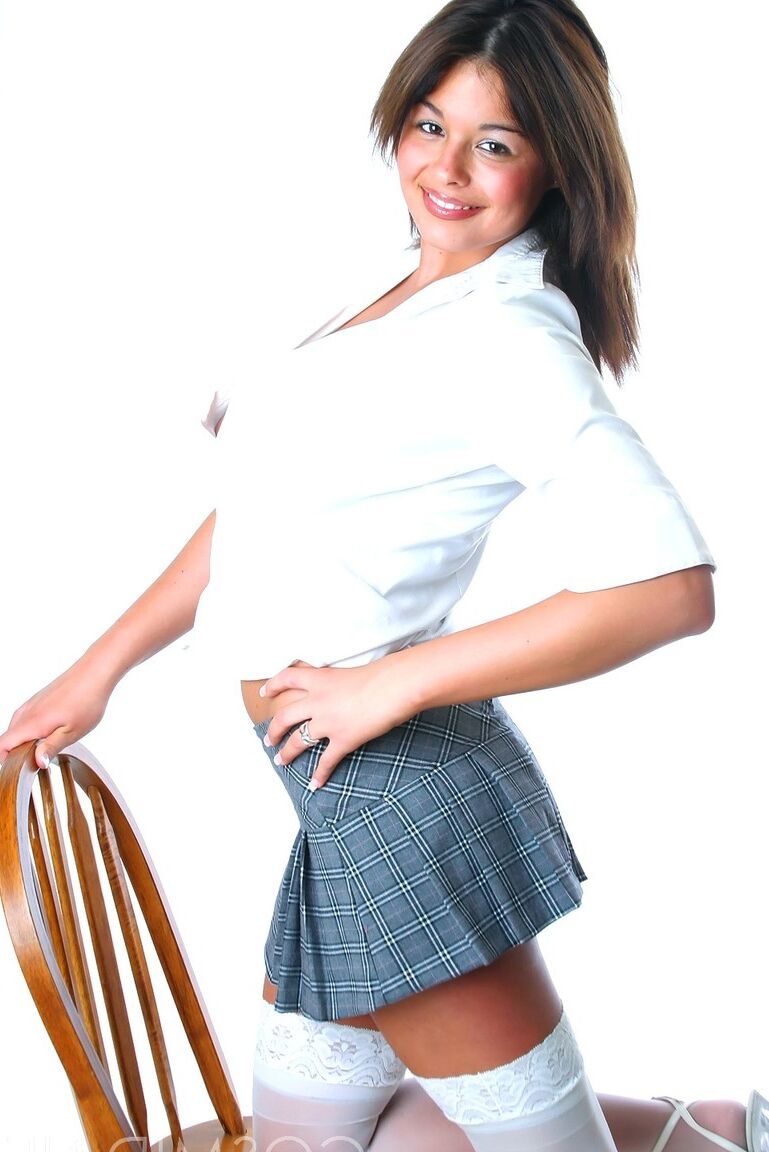 16P La superbe amatrice Becca Stein exhibe ses gros seins naturels en chemise blanche.