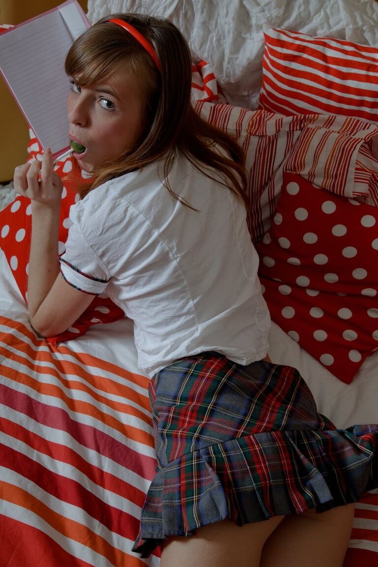 15P La linda colegiala Zanna se desnuda en su cama antes de darse placer con juguetes