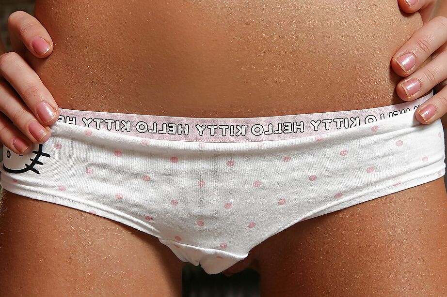 16P Colegialas rubias lujuriosas desnudándose y masturbándose sus agujeros del amor