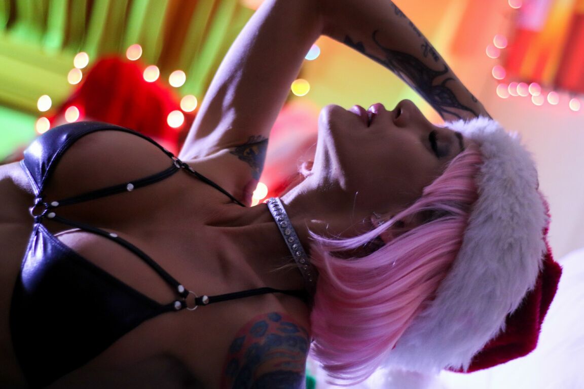 21P Tatuada MILF Sarah Jessie brincando com seus peitos grandes no Natal