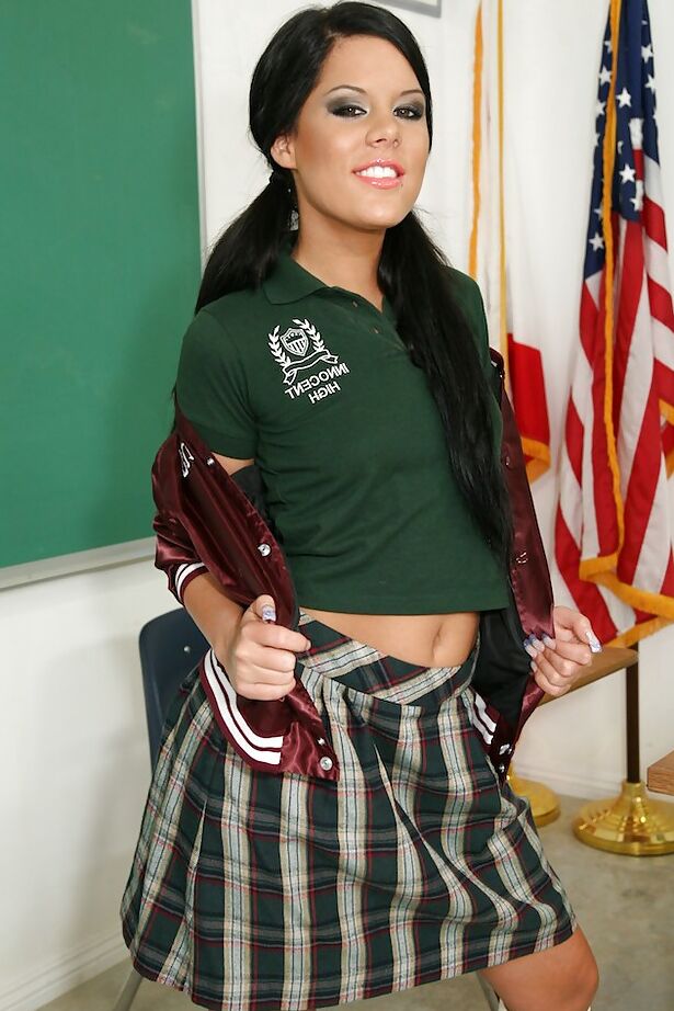 16P フォクシー女子高生マディソン・パーカーが制服とパンティーを脱ぐ