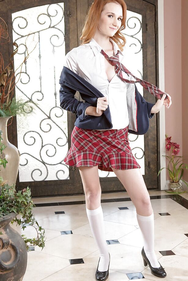 16P La colegiala nena Dee Dee Lynn juega con su bonita lencería