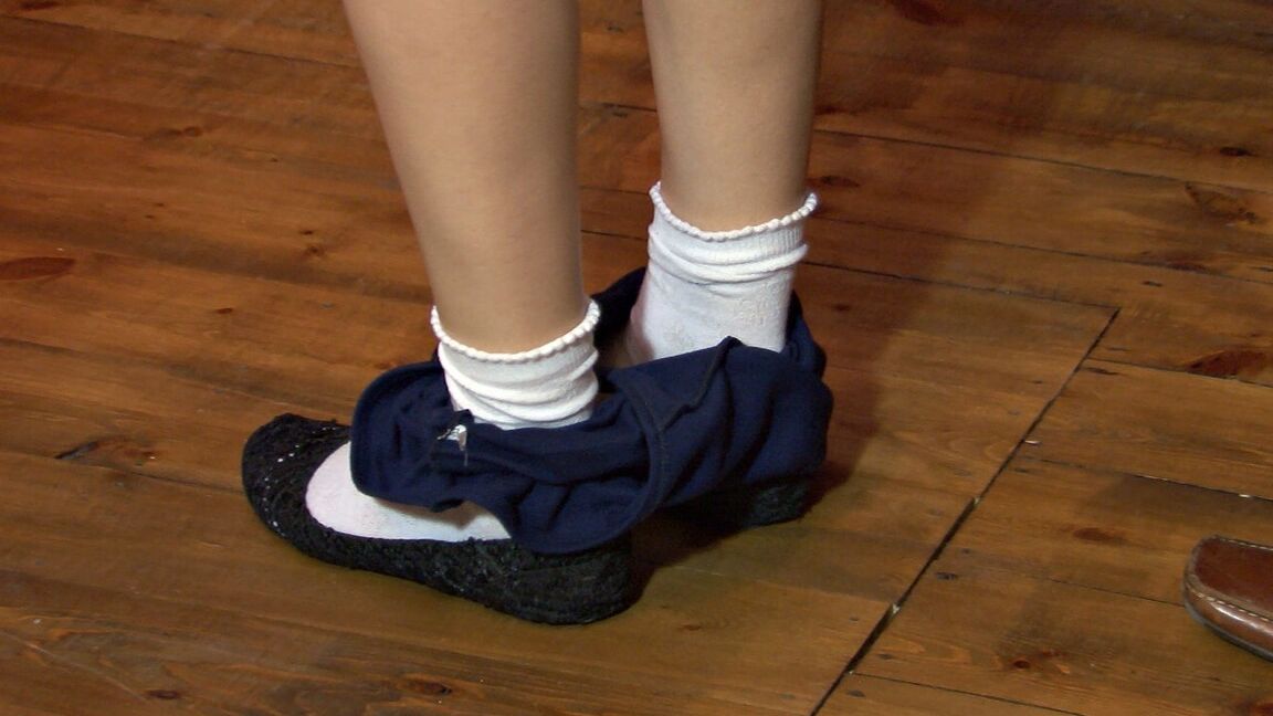 12P スパンキング オンライン ジャスミンが学校で靴を履いた