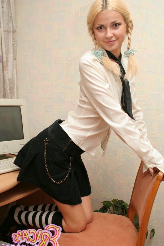 15P Ericas Fantasies Office girl adolescente em uma saia curta