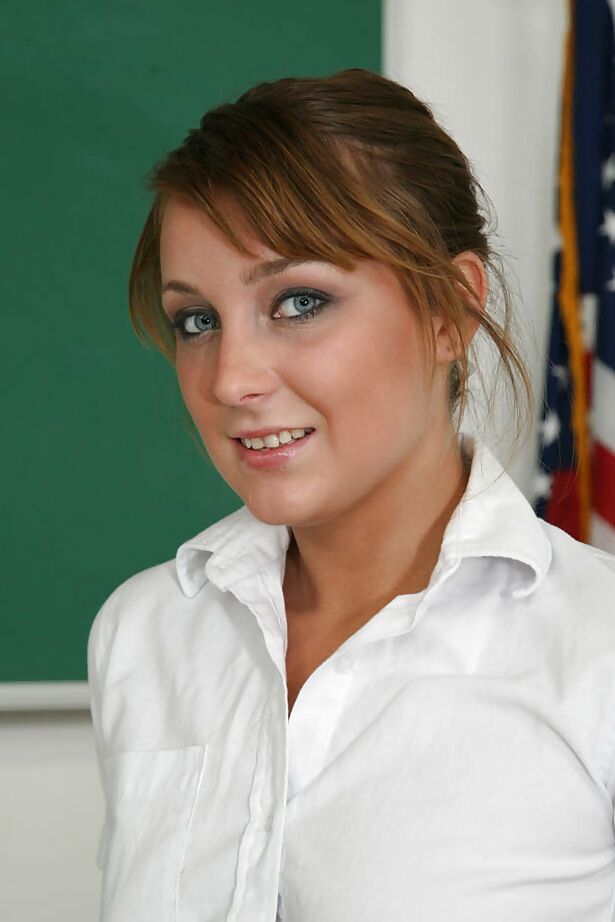 16P Prepossessing babe Erin Chase wants to pose naked at school