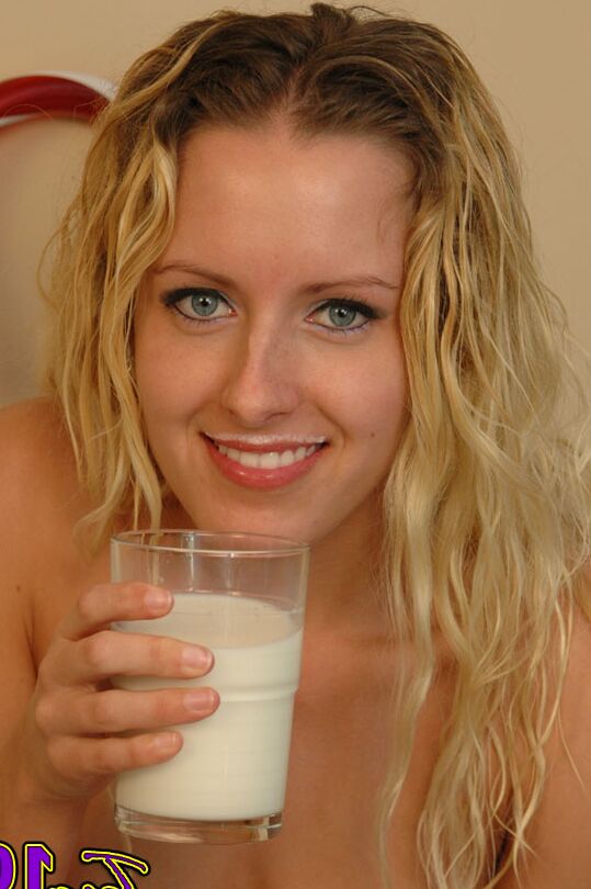 12P Das junge blonde Mädchen Tera19 stellt nackt Milch und Kekse für den Weihnachtsmann bereit