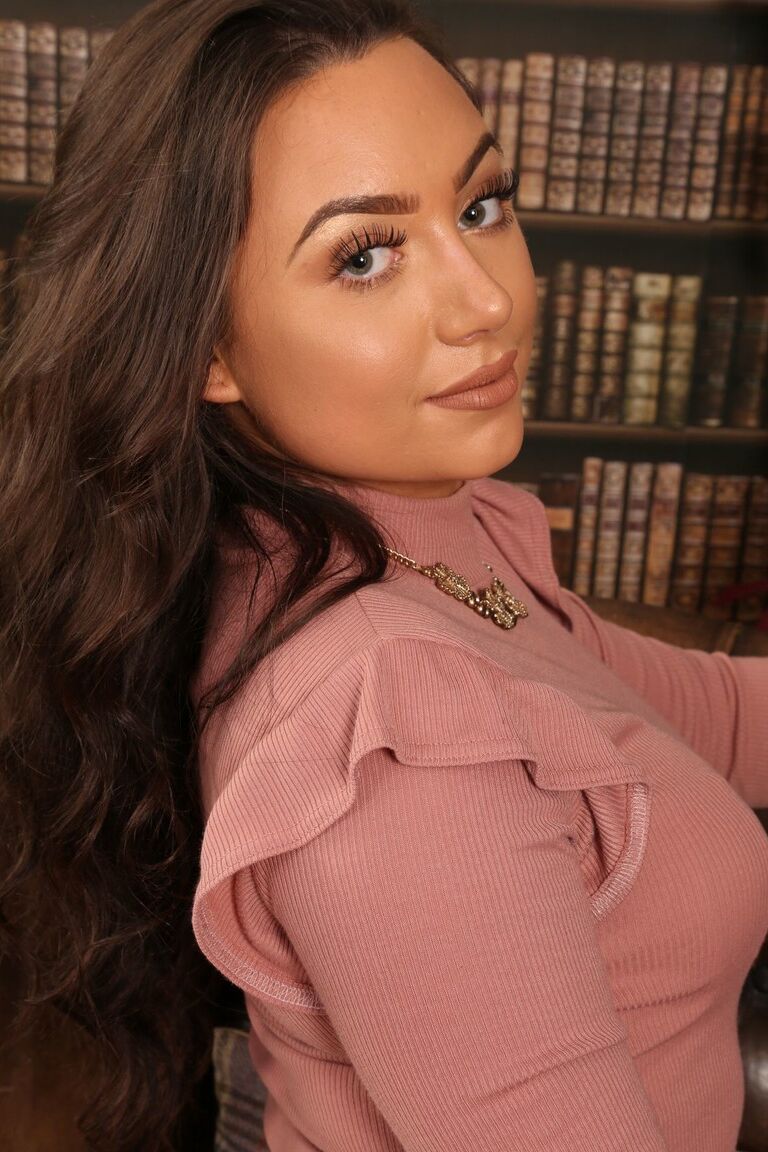 21P Petite morena Reanna revela seus belos peitos