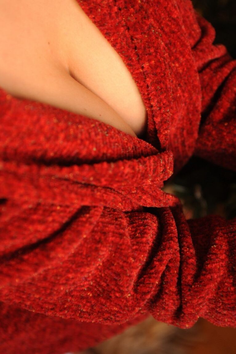 12P La linda rubia Hayley Coppin desenvuelve su sexy cuerpo para decorar el árbol de Navidad desnuda