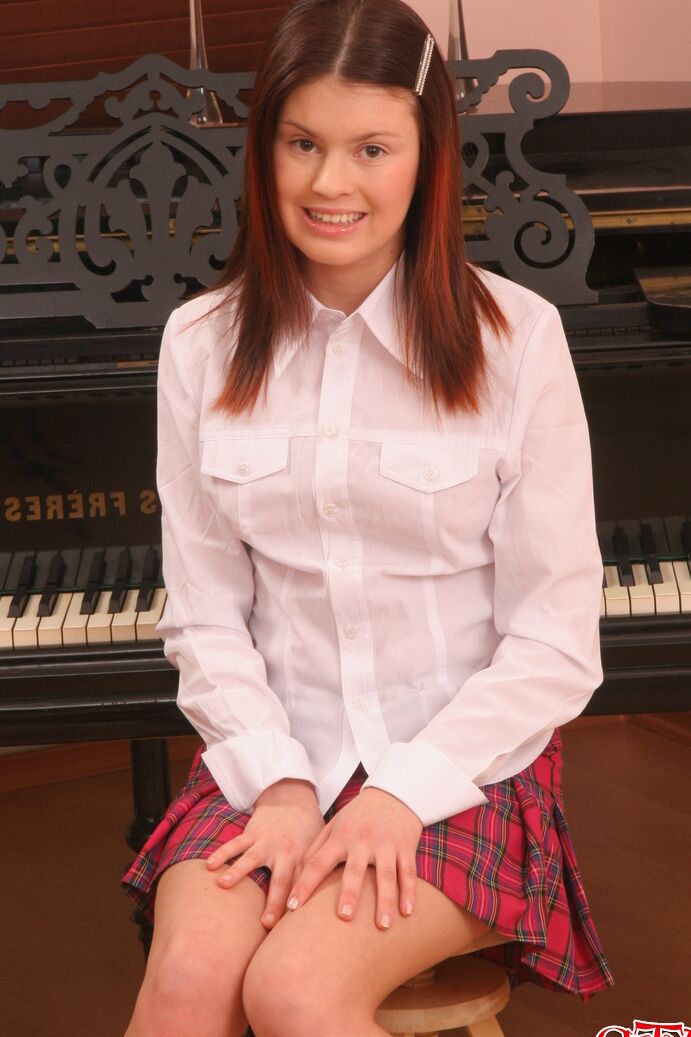 20P Uma jovem garota fica completamente nua em um banquinho de piano
