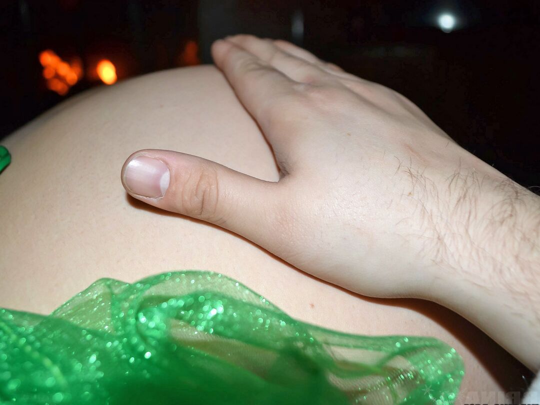 16P Amateur Christmas helper Sabrina Sins stuffs a candy cane in her bald twat