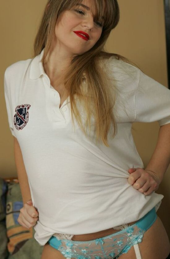 12P Colegial safada tirando o uniforme e posando de lingerie