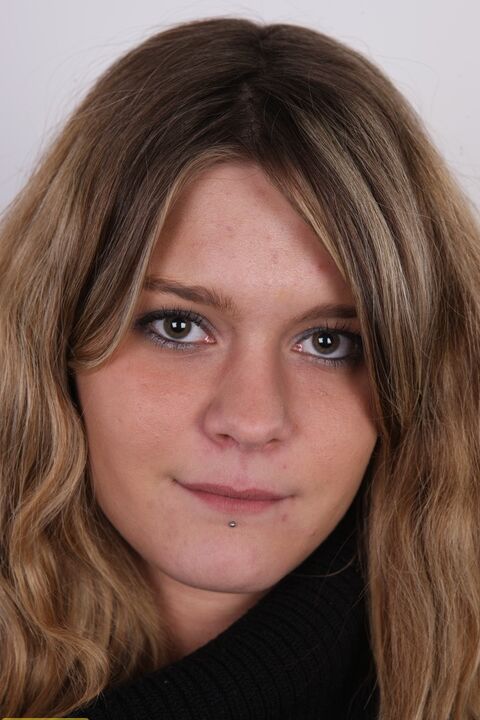 20P Klara, une amatrice amateur, s'assoit sur un tabouret après s'être totalement nue.