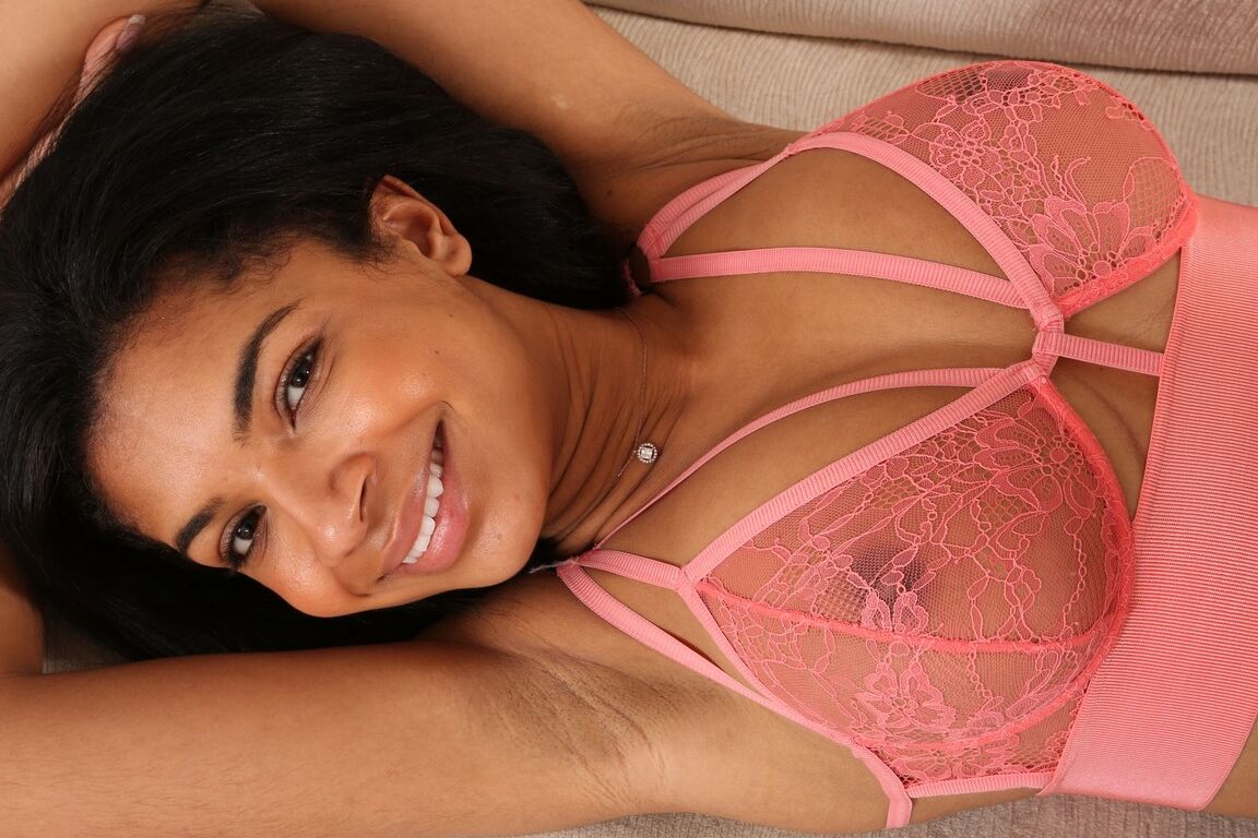 21P La petite ébène aux cheveux noirs Jay dévoile ses seins parfaits en bas
