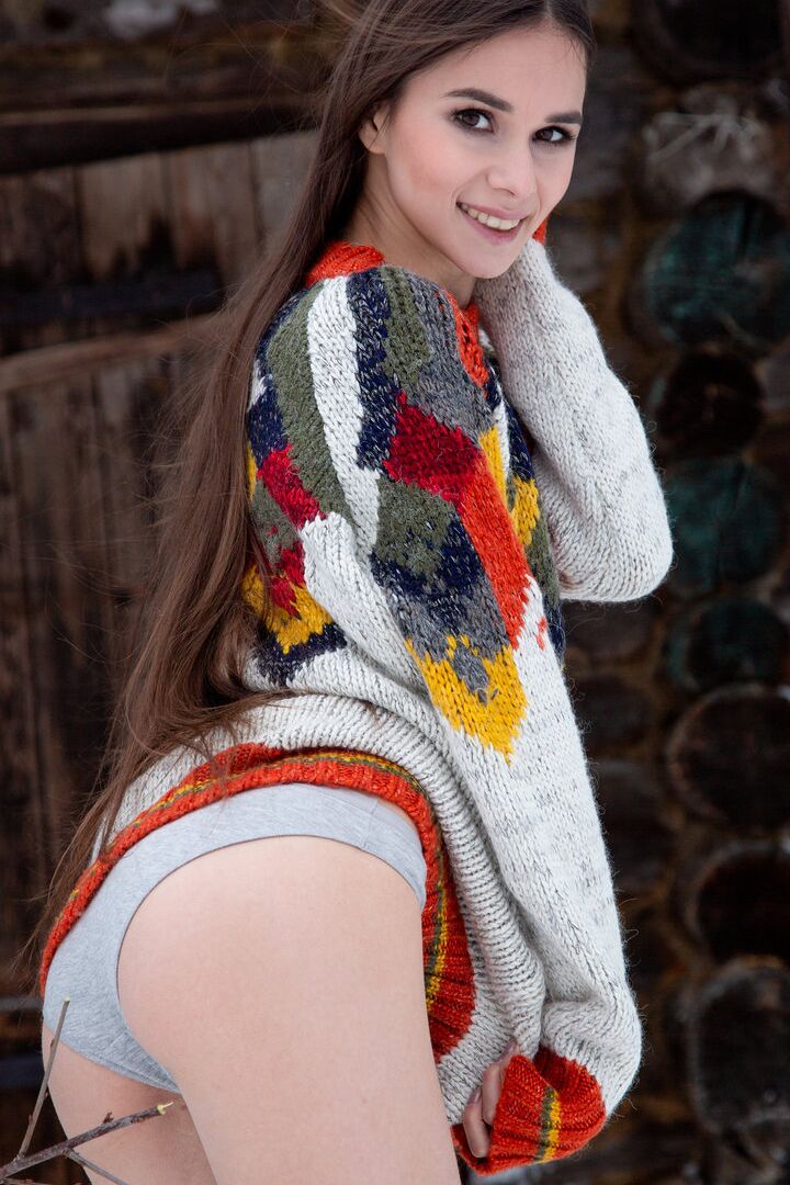 16P La simpática adolescente Leona Mia muestra sus tetas y su coño al aire libre junto a un muñeco de nieve