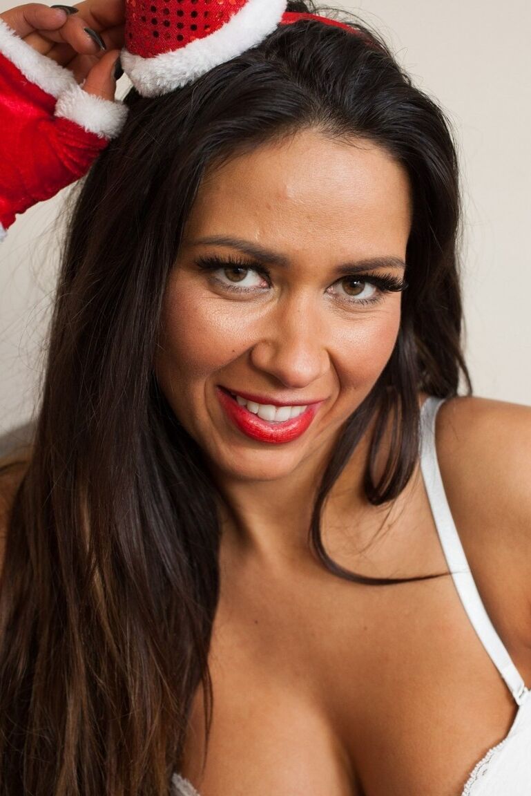 12P A bela britânica Roxxy Lea manda um beijo antes de libertar seus seios de um sutiã