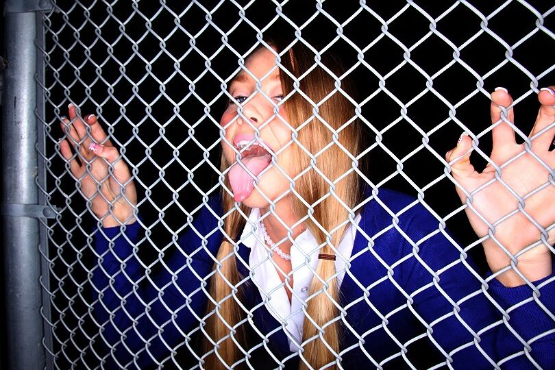 16P A estudante adolescente Zoe Mae perde a última vergonha posando em cena de gata levantada