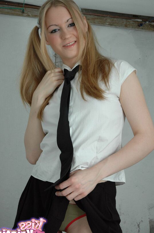 11P Die junge Studentin Kiss Kristin zieht sich nackt aus, während sie eine Krawatte trägt