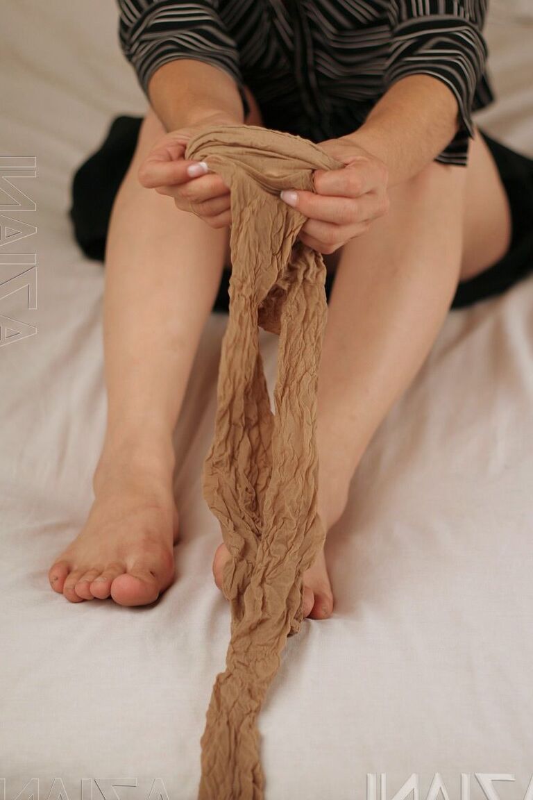 21P Linda esposa amadora Kym coloca meia-calça tom de pele e se masturba