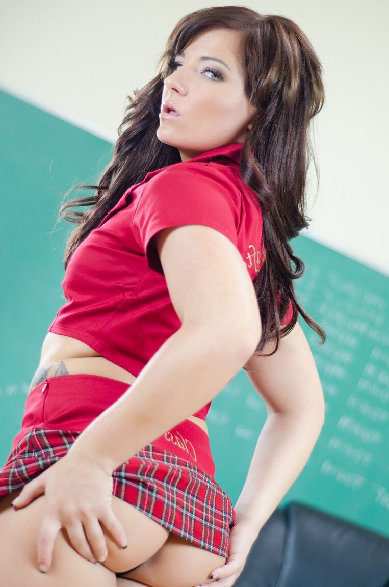 21P La superbe brune Casey Cumz joue avec sa chatte en classe