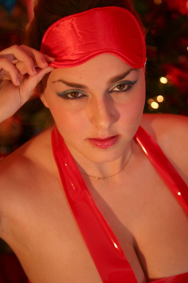 14P La chica solitaria Lexi se levanta la venda de los ojos antes de liberar sus tetas naturales y su raja apretada