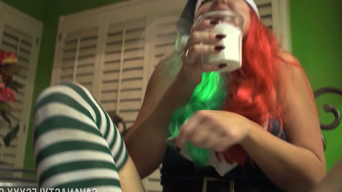 21P A elfa safada Savana Styles esguicha enquanto se masturba apaixonadamente