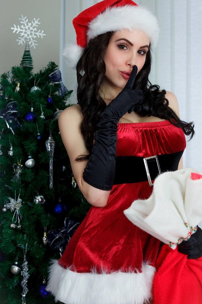 Das 15-jährige Amateurmodel Katie Banks entledigt sich zu Weihnachten ihrer runden Titten ihrer Weihnachtsmann-Kleidung