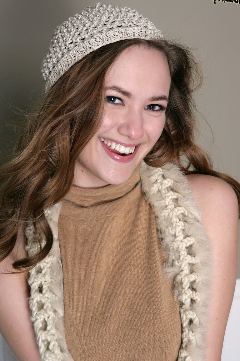 17P A encantadora jovem Samantha Hayes mostra seus lindos seios naturais usando botas