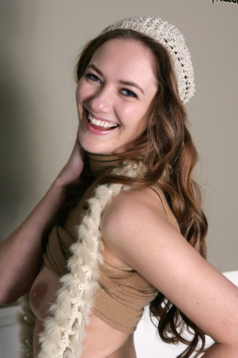 17P A encantadora jovem Samantha Hayes mostra seus lindos seios naturais usando botas