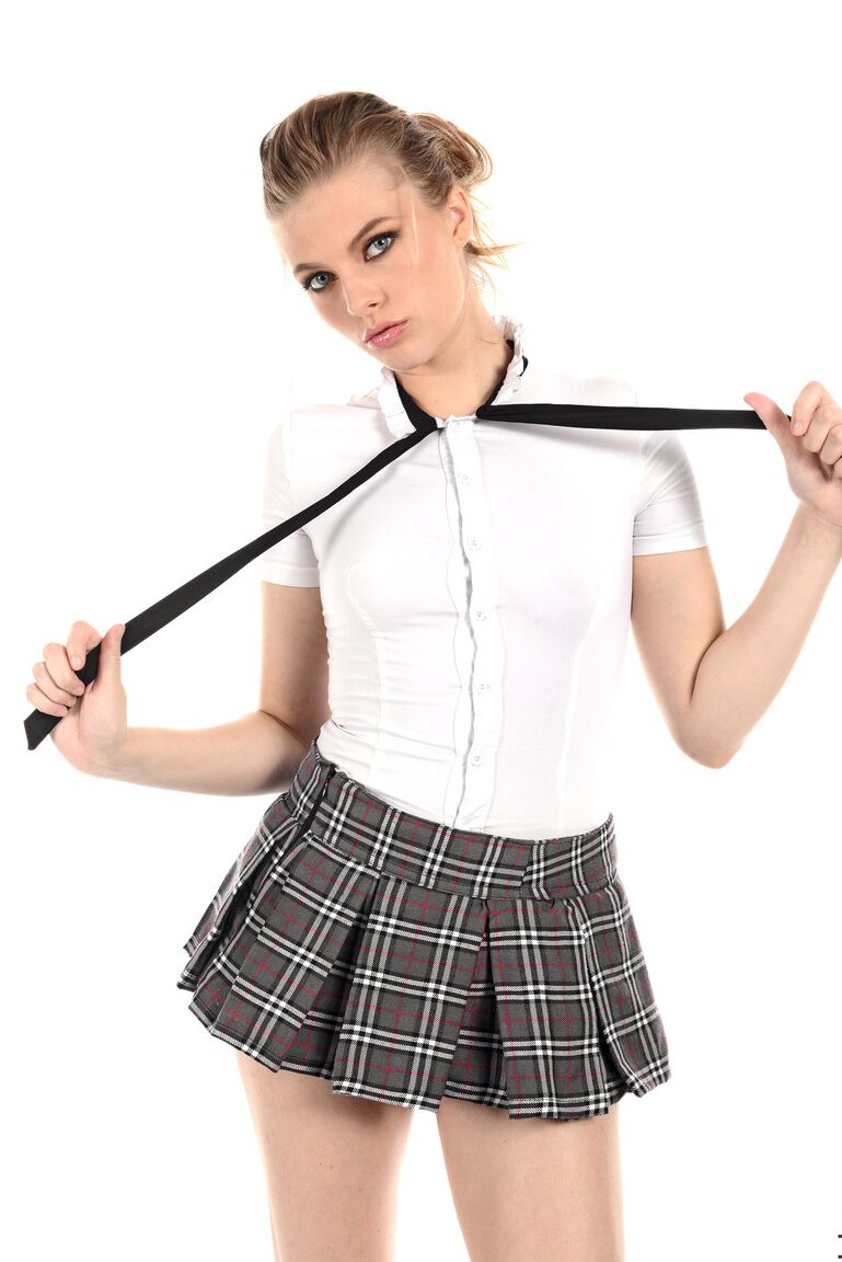 15P Leggy girl Sophie Sparks tira o uniforme escolar para se masturbar