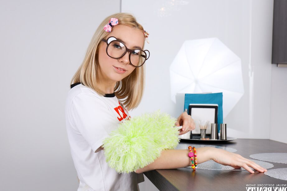 20P Une ange blonde époustouflante et extrêmement sexy se débarrasse de sa secrétaire sexy