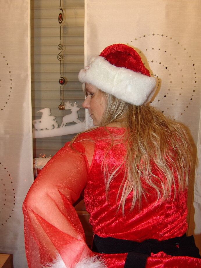 20P La envejecida rubia amateur Sweet Susi se expone en medias de rejilla en Navidad