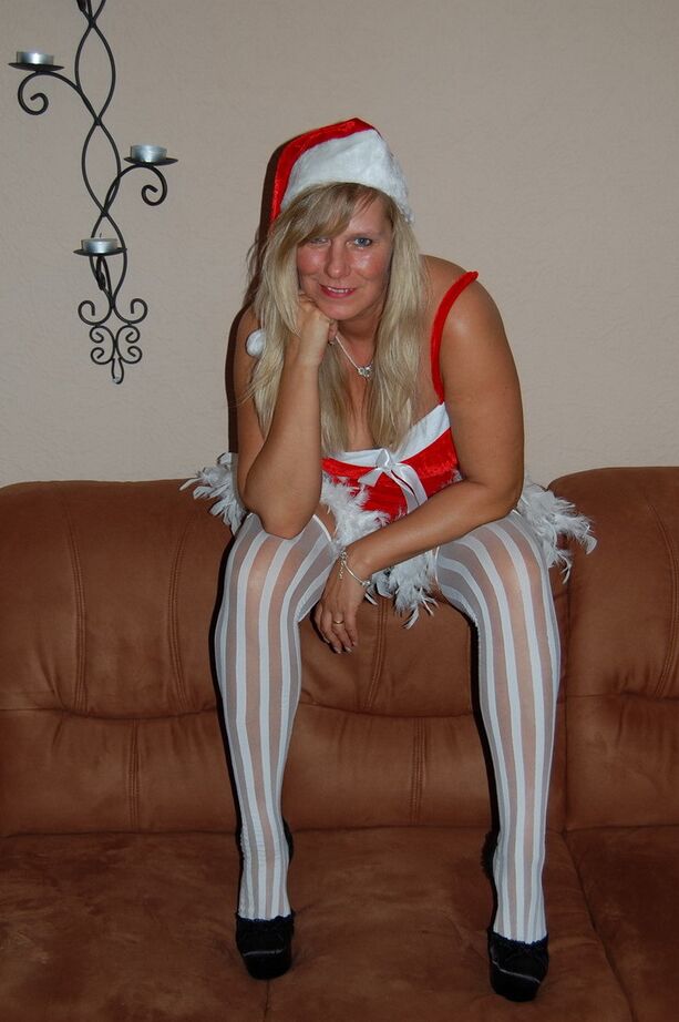 20P La envejecida rubia amateur Sweet Susi se expone en medias de rejilla en Navidad